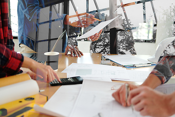 포토 JPG 해외이미지 직업 손 디자인 남자 종이 비즈니스 건축양식 부동산 주택 직장 안전 사람 여러명 내부 건물 컴퓨터 사무실 공책 작업 엔지니어 재산 계획 안전모 헬멧 토론 디자이너 책상 측정 그림 청사진 공학 리빙 진짜 프로젝트 해외포토 건축물 교육 건축 가구 다수 컨셉 회사 문구용품 신체부위 금융 전자제품 기술자 안전장비 보호장비 파일형식 이미지허브