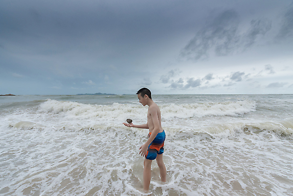 포토 JPG 해외이미지 라이프스타일 행복 어린이 모래 파도 바다 여행 포즈 백그라운드 신체 파타야 태국 자연 하늘 휴가 한명 미소 사람 동양인 소년 성인 야외 물 여름 파란색 검은색 기쁨 회색 젖음 자유 도전 바위 떨어짐 스플래쉬 해외포토 자연요소 1 계절 남자 감정 아시아 컬러 컨셉 표정 인종 생활 돌_바위 생태계 파일형식 이미지허브