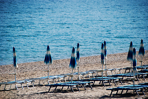 포토 JPG 해외이미지 모래 바다 여행 우산 자연 하늘 휴가 휴식 풍경 사람없음 야외 물 여름 태양 여행객 맑음 검은색 흰색 양산 푸켓 해외포토 자연요소 계절 컬러 컨셉 태국 날씨 사람 생태계 파일형식 이미지허브