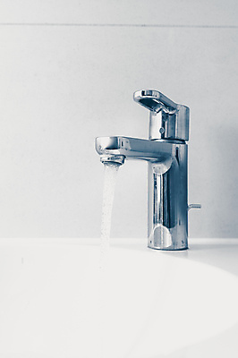 포토 JPG 해외이미지 디자인 추상 새로움 아파트 주택 실내 사람없음 내부 물 파란색 빛 뷰티 금속 스파 기계 장비 젖음 흐름 욕실 흰색 작업 개울 고급 위생 빨래 은색 믹서 묘사 싱크대 수도꼭지 화장실 대야 위생관리 철강 스타일 카피스페이스 해외포토 자연요소 컬러 컨셉 가사 무늬 재질 관리 건물 강 공백 개수대 파일형식 이미지허브