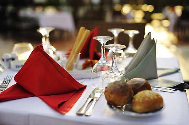 포토 JPG 해외이미지 접시 포크 유리 탁자 서브 이벤트 사람없음 내부 장식 파티 요식업 식당 식사 저녁식사 식탁보 흰색 축하 고급 우아함 은색 배열 초대 덩어리 번 접수 해외포토 식기 산업 빵 컬러 가구 컨셉 재질 상점 파일형식 이미지허브