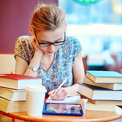 포토 JPG 해외이미지 외국인 커피 음료 대학생 책장 한명 상반신 20대 성인 책 펜 턱괴기 카페 도서관 읽기 성인여자한명만 해외포토 1 학생 교육 가구 모션 사람 인종 청년 필기구 상점 여자한명만 성인여자만 파일형식 이미지허브