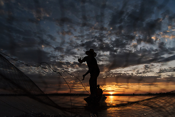 포토 JPG 해외이미지 구름 라이프스타일 실루엣 아시아 호수 바다 백그라운드 오렌지 태국 자연 하늘 아침 낚시 어류 사람 동양인 풍경 사람없음 야외 물 파란색 강 태양 일출 일몰 잡기 그물 보트 던지기 저녁 어부 낚시꾼 해외포토 주간 자연요소 직업 나라 컬러 배_교통 과일 모션 레저 촬영기법 인종 생활 노을 수중동물 야간 생태계 파일형식 이미지허브