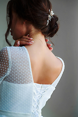 포토 JPG 해외이미지 스튜디오촬영 백인 모델 드레스 여자 행복 감정 유럽 얼굴 포즈 결혼 청소년 결혼식 갈색머리 실내 한명 사람 성인 뷰티 유행 흰색 축하 화려 고급 우아함 보석 스타일 해외포토 서양인 1 헤어스타일 옷 나라 컬러 컨셉 이벤트 내부 신체부위 광석 파일형식 이미지허브