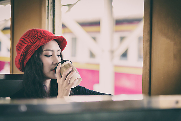 포토 JPG 해외이미지 백인 모델 라이프스타일 응시 여자 행복 아시아 커피 여행 창문 교통시설 태국 휴가 한명 미소 사람 앉기 동양인 성인 컵 빨간색 갈색 여행객 검은색 기차 마시기 흰색 전철 역 흥분 방콕 승객 해외포토 서양인 1 식기 시선 감정 나라 음료 육상교통 컬러 교통 모션 대중교통 표정 인종 생활 시설 파일형식 이미지허브