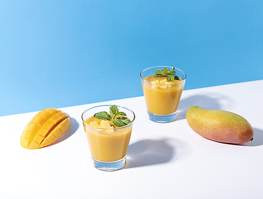 포토 JPG 해외이미지 잔 실내 그림자 사람없음 민트 파란배경 망고 망고주스 스무디 해외포토 식기 음료 백그라운드 내부 파란색 과일주스 허브 열대과일 파일형식 이미지허브