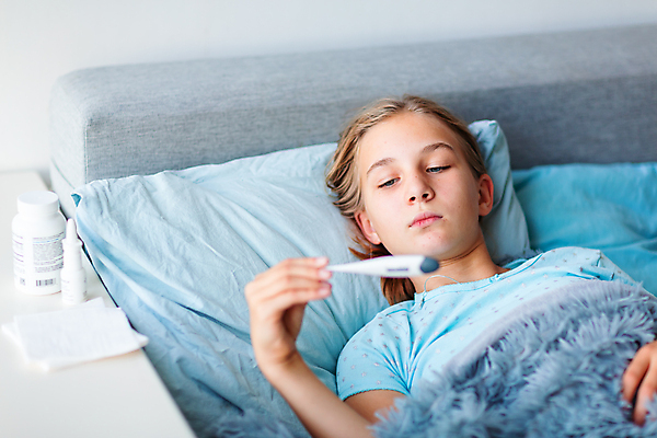 포토 JPG 해외이미지 백인 손 여자 어린이 베개 휴식 주택 건강 한명 치료 10대 약 머리 고통 추위 환자 침대 열 바이러스 보호 질병 온도계 체온계 담요 측정 감염 온도 거짓말 이마 인플루엔자 전염병 코로나바이러스 해외포토 서양인 1 감정 가구 컨셉 의학 침구 청소년 사람 건물 신체부위 파일형식 이미지허브