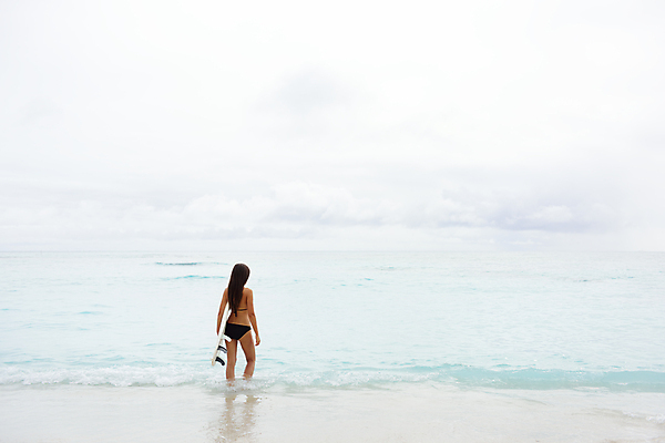 포토 JPG 해외이미지 구름 라이프스타일 응시 여자 한명 들기 상반신 성인 야외 뒷모습 여름 비키니 섹시 잡기 서핑보드 서핑 서퍼 성인여자한명만 해외포토 자연요소 1 시선 계절 수영복 뷰포인트 컨셉 모션 운동선수 사람 생활 수상스포츠 보드_스포츠 여자한명만 성인여자만 파일형식 이미지허브