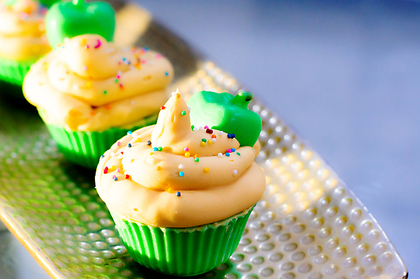 포토 JPG 해외이미지 잡화 음식 백그라운드 크리스마스 비즈니스 휴가 디저트 선물 사람없음 장식 가로 컬러풀 파티 판매 세일 과자 케이크 상점 초콜릿 축제 카트 카페 빵집 축하 생일 선택 달콤 맛 아침식사 구매 설탕 컵케이크 크림 상업 보케 머핀 비누 핸드메이드 카피스페이스 해외포토 기념일 빵 컬러 컨셉 이벤트 쇼핑 위생용품 식사 공백 파일형식 이미지허브