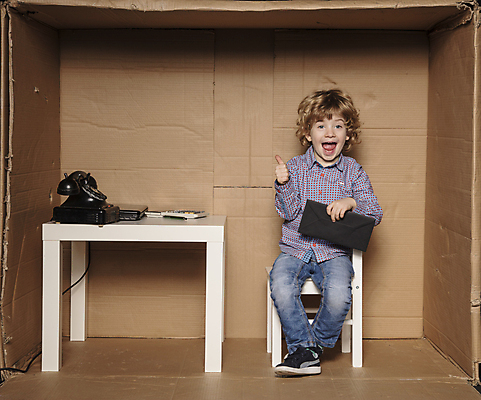 포토 JPG 해외이미지 전신 응시 남자 어린이 비즈니스 봉투 한명 들기 앉기 소년 앞모습 상자 사무실 기쁨 잡기 최고 업무 비즈니스맨 작음 따봉 소년만 소년한명만 해외포토 1 시선 감정 뷰포인트 모션 사람 작업 직장인 크기 남자만 남자한명만 어린이만 파일형식 이미지허브