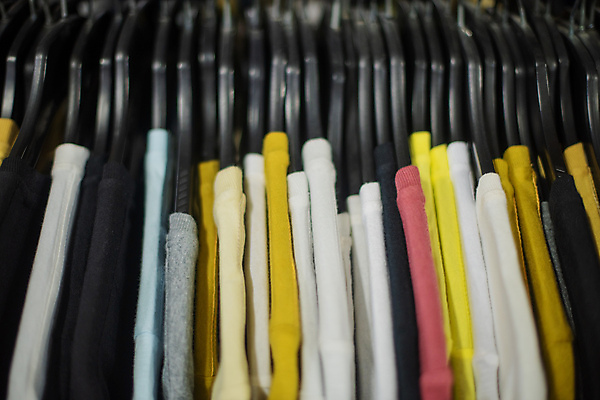 포토 JPG 해외이미지 옷 셔츠 티셔츠 실내 매달리기 사람없음 가로 쇼핑 컬러풀 유행 상점 활발 직물 면 변화 닫기 선택 상품 옷걸이 수집 오브젝트 일렬 소매 멀티 신발장 줄서기 많음 해외포토 컬러 컨셉 상의 모션 내부 파일형식 이미지허브