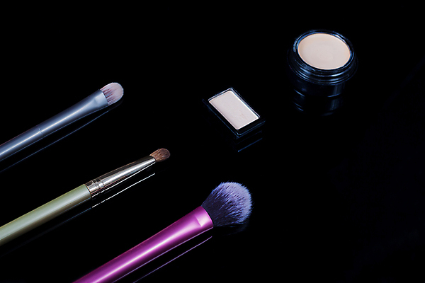 포토 JPG 해외이미지 검은배경 실내 사람없음 화장품 메이크업브러쉬 해외포토 백그라운드 내부 뷰티 검은색 붓 파일형식 이미지허브