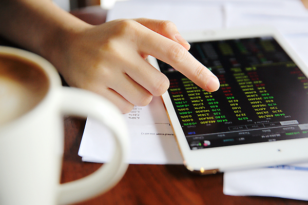 포토 JPG 해외이미지 손 탁자 그래프 신체부위 스마트폰 태블릿 머그컵 소프트포커스 주식 분석 투자 해외포토 가구 컨셉 비즈니스 촬영기법 사람 컵 금융 전자제품 핸드폰 스마트기기 파일형식 이미지허브