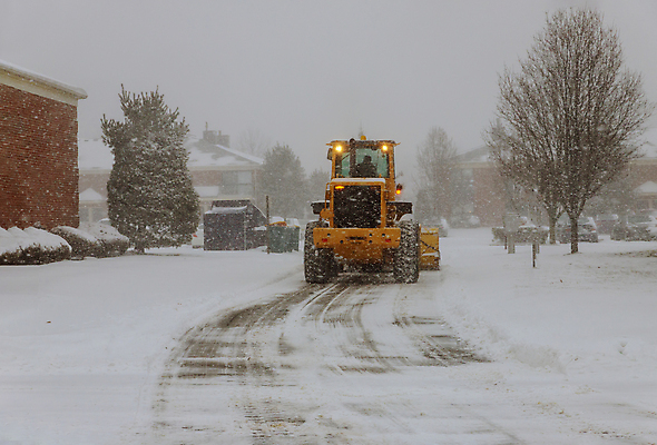 포토 JPG 해외이미지 도로 겨울 거리 사람없음 야외 장비 청소 트랙터 눈치우기 제설 폭설 눈내림 해외포토 계절 길 교통시설 눈_날씨 농기계 자연재해 특수차량 치우기 파일형식 이미지허브