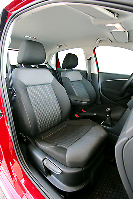 포토 JPG 해외이미지 디자인 여행 의자 비즈니스 교통시설 자동차 실내 안전 사람없음 내부 문 장비 벨트 바퀴 운전사 가죽 승합차 승객 계기판 자동 해외포토 직업 잡화 육상교통 가구 교통 승용차 시설 파일형식 이미지허브