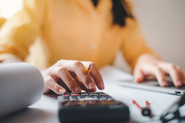 포토 JPG 해외이미지 직업 디자인 산업 비즈니스 건축양식 노동자 주택 직장 안전 사람 사람없음 내부 노트북 전자제품 컴퓨터 환경 모니터 장비 업무 비즈니스맨 기술자 엔지니어 재산 계획 헬멧 건축가 책상 청사진 공학 건축업자 계약자 제어 프로그래밍 프로젝트 해외포토 교육 남자 건축 가구 컨셉 회사 건물 금융 작업 직장인 보호장비 계약 개발 파일형식 이미지허브