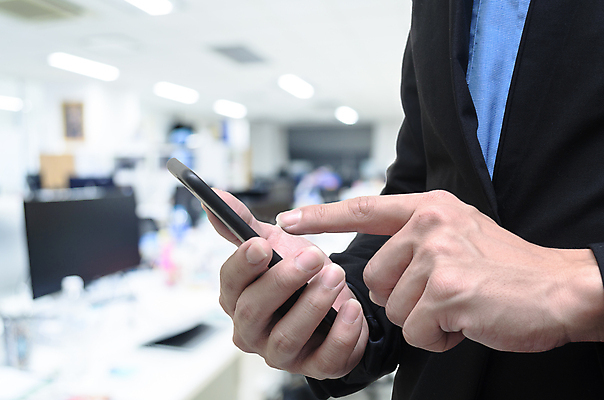 포토 JPG 해외이미지 라이프스타일 손 백그라운드 셔츠 인터넷 비즈니스 CEO 통신 손가락 벽지 탁자 모바일 사람 정장 사람없음 내부 파란색 빛 스마트폰 컴퓨터 사무실 우주 디지털 스크린 모니터 검은색 방 장비 터치 흰색 잡기 도시 업무 메시지 소프트포커스 스마트 책상 경영 블러 사용자 해외포토 직업 옷 컬러 가구 컨셉 상의 모션 촬영기법 생활 신체부위 전자제품 핸드폰 스마트기기 작업 파일형식 이미지허브