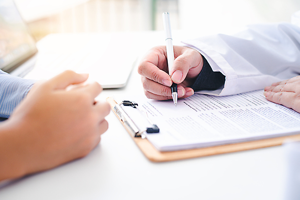 포토 JPG 해외이미지 직업 손 여자 유니폼 건강 병원 설명 사람 성인 사람없음 치료 사무실 약 디지털 진료 시험 환자 의사 결과 토론 질문 컨설턴트 상담 약속 처방 돌봄 증명서 치유 터치스크린 해외포토 옷 교육 컨셉 비즈니스 의학 모션 신체부위 의료진 전문직 파일형식 이미지허브