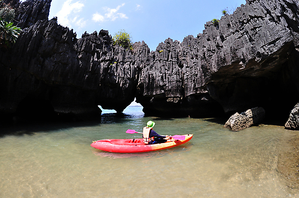 포토 JPG 해외이미지 여자 섬 여행 한명 풍경 상반신 성인 옆모습 바위 카약 특별함 성인여자한명만 해외포토 1 뷰포인트 컨셉 사람 돌_바위 수상스포츠 여자한명만 성인여자만 파일형식 이미지허브