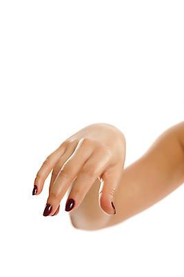 포토 JPG 해외이미지 백인 손 여자 컨셉 신체 건강 한명 사람 치료 뷰티 스파 화장품 못 오픈 손톱관리 손톱 피부 흰배경 팔 테라피 고립 돌봄 해외포토 서양인 1 백그라운드 의학 모션 신체부위 흰색 공구 네일아트 파일형식 이미지허브