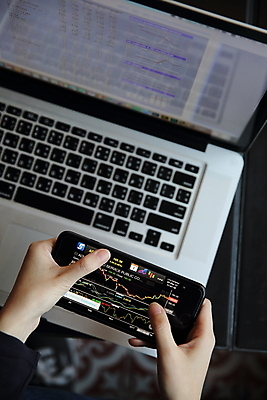 포토 JPG 해외이미지 손 그래프 들기 신체부위 노트북 스마트폰 주식 투자 해외포토 비즈니스 모션 사람 금융 전자제품 핸드폰 스마트기기 파일형식 이미지허브