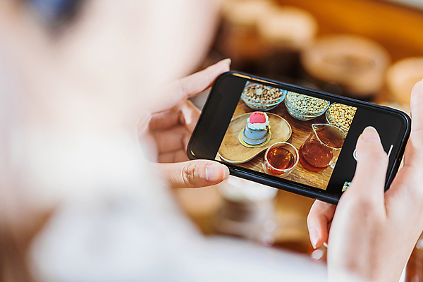 포토 JPG 해외이미지 직업 여자 행복 음식 비즈니스 사업가 탁자 딸기 모바일 디저트 치즈 동양인 두명 스마트폰 케이크 상점 디지털 식당 카페 빵집 업무 달콤 맛 컵케이크 무선전화기 칼로리 꿀 카페테리아 히스패닉 리뷰 페스츄리 핸드메이드 중소기업 해외포토 감정 빵 가구 컨셉 과일 회사 유제품 사람 인종 핸드폰 스마트기기 작업 전화기 파일형식 이미지허브