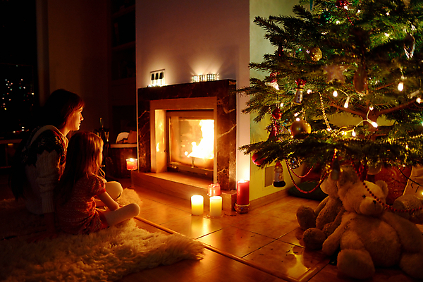 포토 JPG 해외이미지 나무 전통 디자인 계절 어린이 크리스마스 거실 가족 불 주택 함께함 실내 따뜻함 선물 사랑 앉기 성인 내부 두명 장식 크리스마스트리 축제 방 축하 오픈 휴게실 클래식 고급 12월 벽난로 자매 장면 리빙 걸음마 배려 해외포토 자연요소 식물 여자 기념일 감정 컨셉 관계 모션 사람 건물 날짜 파일형식 이미지허브