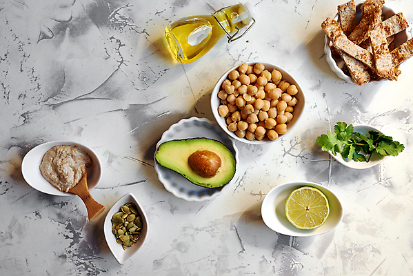 포토 JPG 해외이미지 그릇 접시 빵 회색배경 사람없음 고명 올리브오일 반쪽 슬라이스 라임 아보카도 병아리콩 호박씨 해외포토 식기 음식 백그라운드 과일 콩 씨앗 회색 기름_음식 파일형식 이미지허브