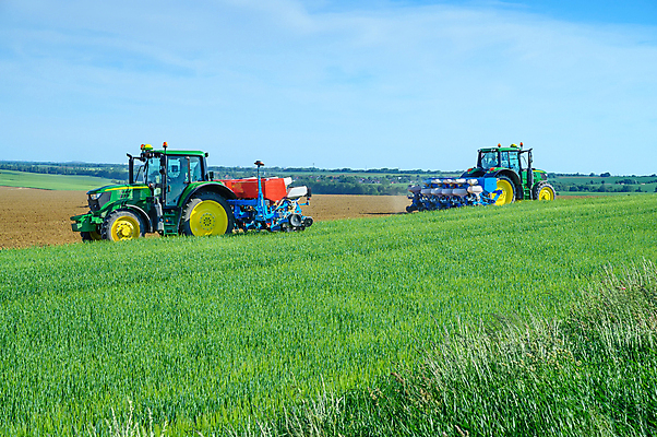 포토 JPG 해외이미지 식물 계절 밭 농업 하늘 옥수수 씨앗 풍경 사람없음 농작물 농장 기계 흙 봄 장비 수확 성장 시골 업무 농부 낟알 땅 밀 유기농 트랙터 밭일 심기 줄서기 파종 세련 해외포토 직업 웰빙 산업 모션 곡류 농사 작업 농기계 특수차량 파일형식 이미지허브