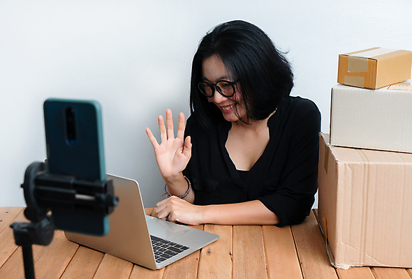 포토 JPG 해외이미지 백인 라이프스타일 손 응시 여자 행복 안경 컨셉 인터넷 비즈니스 사업가 가정 모바일 무선통신 한명 사람 앉기 동양인 성인 취미 캐주얼 노트북 인테리어 상자 사무실 유행 카메라 상점 디지털 비즈니스맨 호기심 방송 패키지 질서 온라인 삼각대 주인 다운로드 블로거 프리랜서 카피스페이스 해외포토 서양인 직업 1 디자인 시선 잡화 옷 남자 감정 통신 모션 인종 생활 신체부위 전자제품 공백 예절 직장인 파일형식 이미지허브