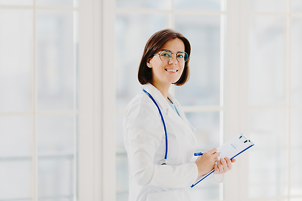 포토 JPG 해외이미지 직업 1 손 여자 행복 안경 유니폼 청진기 노동자 실내 건강 병원 한명 서기 사람 성인 내부 가로 약 펜 공백 의사 코트 흰색 기록 잡기 가운 작업 컨설턴트 서식 외과 돌봄 서류판 해외포토 잡화 옷 감정 컬러 의학 의료기기 모션 신체부위 필기구 사무용품 외투 의료진 전문직 상담 파일형식 이미지허브