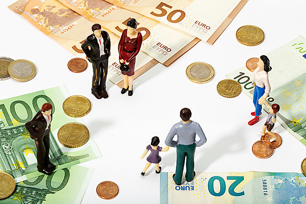 포토 JPG 해외이미지 종이 백그라운드 컨셉 지폐 돈 비즈니스 가정 가족 성공 사람없음 금융 경제 동전 피규어 저축 유로 성장 재산 투자 롤 고무 회계 계산서 월급 대출 빚 고립 세금 유럽연합 자금 해외포토 관계 미니어처 파일형식 이미지허브