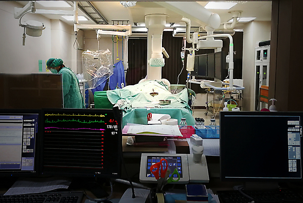 포토 JPG 해외이미지 직업 손 백그라운드 청진기 건강 병원 사람 사람없음 치료 빛 컴퓨터 알약 약 건강관리 디지털 모니터 방 장비 시험 환자 간호사 의사 흰색 하트 심장 긴급 업무 수술 보호 질병 외과 돌봄 해외포토 모양 교육 컬러 컨셉 의학 의료기기 모션 관리 신체부위 전자제품 의료진 작업 장기_의학 파일형식 이미지허브