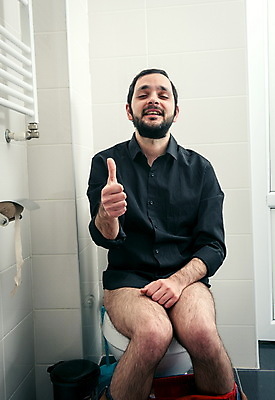 포토 JPG 해외이미지 백인 남자 백그라운드 의자 바지 성공 수염 건강 한명 미소 웃음 사람 앉기 성인 고통 욕실 흰색 잡기 최고 행운 사발 좌절 화장실 롤 변기 문제 변기통 트러블 해외포토 서양인 1 감정 컬러 가구 컨셉 모션 하의 표정 사기그릇 파일형식 이미지허브