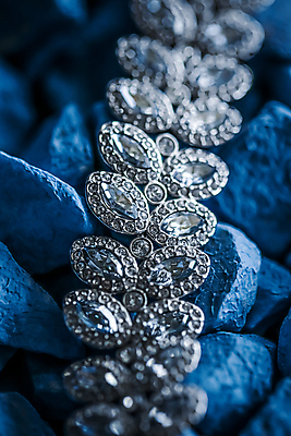 포토 JPG 해외이미지 장신구 팔찌 실내 사람없음 조약돌 화려 우아함 보석 파란배경 다이아몬드 해외포토 백그라운드 컨셉 내부 파란색 돌_바위 광석 파일형식 이미지허브