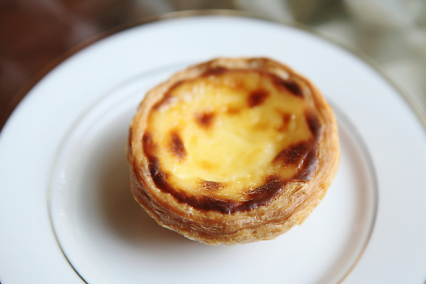 포토 JPG 해외이미지 접시 디저트 실내 근접촬영 사람없음 아웃포커스 한개 달콤 에그타르트 해외포토 1 식기 음식 뷰포인트 촬영기법 내부 맛 타르트 파일형식 이미지허브