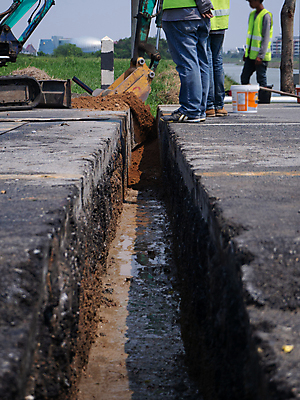 포토 JPG 해외이미지 산업 도로 벽 백그라운드 비즈니스 노동자 거리 사람없음 야외 치료 물 흙 장비 업무 구멍 수리 제조 위생 큼 땅 굴착기 시멘트 시스템 튜브 지하 무거움 낭비 배수구 개발 땅바닥 땅파기 설치 콘크리트 폐수 하수 해외포토 자연요소 직업 길 컨셉 의학 교통시설 바닥 작업 중장비 환경오염 무게 크기 파일형식 이미지허브