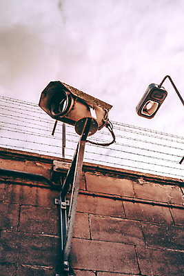 포토 JPG 해외이미지 외관 벽 벽돌 안전 사람없음 빛 울타리 카메라 텔레비전 경계선 램프 도시 재산 위험 감옥 보안 철사 감시 철조망 시스템 봉 보험 사생활 스파이 해외포토 선 컨셉 조명 금융 전자제품 담장 경계 파일형식 이미지허브