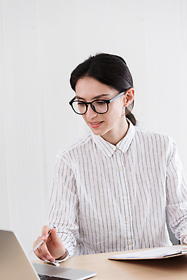 포토 JPG 해외이미지 직업 라이프스타일 응시 여자 행복 안경 인터넷 의자 비즈니스 성공 휴식 직장 한명 미소 사람 앉기 성인 노트북 컴퓨터 사무실 독서 펜 검은색 흰색 타이핑 기록 업무 작업 비즈니스우먼 책상 경영자 문서 온라인 해외포토 1 시선 잡화 감정 컬러 가구 컨셉 회사 모션 표정 생활 전자제품 필기구 직장인 리더 파일형식 이미지허브