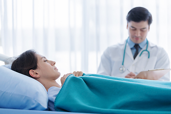 포토 JPG 해외이미지 백인 직업 응시 여자 남자 통신 청진기 건강 병원 실험 대화 설명 미소 사람 앉기 두명 치료 파란색 사무실 약 쪽지 듣기 시험 환자 의사 흰색 기록 잠 도움 질병 책상 확인 방문 돌봄 헬프 해외포토 서양인 시선 교육 컬러 가구 컨셉 비즈니스 의학 의료기기 모션 표정 말하기 의료진 파일형식 이미지허브