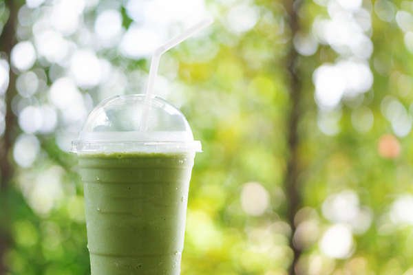 포토 JPG 해외이미지 주간 탁자 빨대 사람없음 야외 아웃포커스 컵 녹차 보케 말차 테이크아웃컵 해외포토 자연요소 식기 가구 촬영기법 차_음료 파일형식 이미지허브