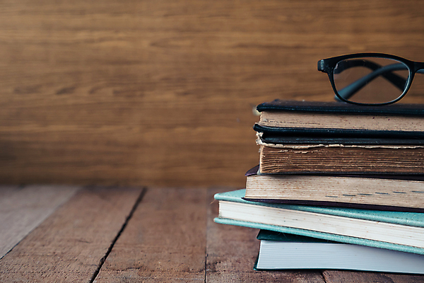 포토 JPG 해외이미지 교육 종이 안경 벽 백그라운드 탁자 선반 사람없음 목재 책 스터디 독서 갈색 쌓기 자료 정보 수확 덮개 기록 얼룩 역사 도서관 책상 오브젝트 교과서 문서 복고 법 문학 페이지 옛날 카피스페이스 해외포토 나무 잡화 컬러 가구 농업 재료 모션 교재 학습 공백 뚜껑 파일형식 이미지허브