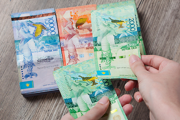 포토 JPG 해외이미지 손 종이 컨셉 지폐 돈 비즈니스 성공 사람없음 금융 경제 쪽지 저축 잡기 재산 투자 팩 이익 보물 우표 보험 계산서 월급 고립 소셜 위기 자금 카자흐스탄 비용 해외포토 아시아 모션 신체부위 화장품 파일형식 이미지허브