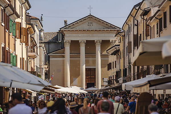 포토 JPG 해외이미지 주간 서양인 여자 남자 유럽풍경 유럽건축 여러명 성인 야외 건물 뒷모습 여행객 이탈리아 기둥 군중 광장 성인만 해외포토 자연요소 외국인 건축물 건축 유럽 뷰포인트 다수 서양건축 사람 풍경 파일형식 이미지허브