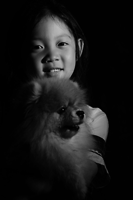 포토 JPG 해외이미지 동물 행복 어린이 한명 미소 동양인 반려동물 검은색 흰색 개 기르기 포메라니안 해외포토 1 감정 컬러 포유류 표정 사람 인종 돌봄 파일형식 이미지허브