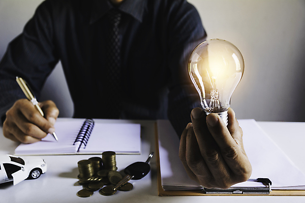 포토 JPG 해외이미지 남자 전구 아이디어 한명 들기 상반신 성인 펜 쌓기 동전 공책 잡기 동전탑 성인남자한명만 해외포토 1 컨셉 돈 모션 문구용품 사람 필기구 남자한명만 성인남자만 파일형식 이미지허브