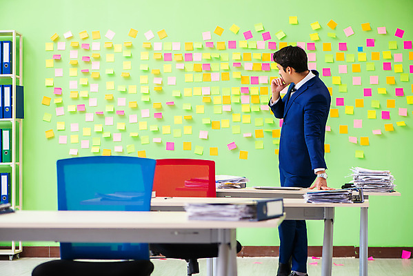 포토 JPG 해외이미지 전신 응시 남자 컨셉 회사 비즈니스 사업가 스트레스 직장 피곤 한명 서기 정장 성인 옆모습 사무실 쪽지 업무 작업 비즈니스맨 좌절 가득함 고민 포스트잇 바쁨 성인남자한명만 해외포토 직업 1 시선 옷 감정 뷰포인트 모션 사람 메모지 직장인 남자한명만 성인남자만 파일형식 이미지허브