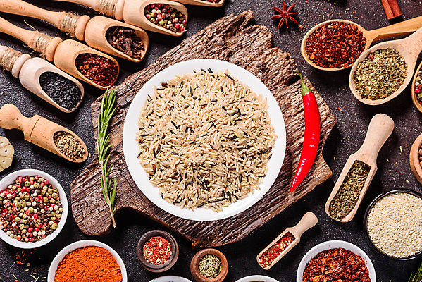 포토 JPG 해외이미지 백그라운드 잎 재료 고추 탁자 파프리카 건조 마늘 요리 씨앗 동양인 사람없음 빨간색 초록색 컬러풀 주방 숟가락 검은색 어둠 양념 조미료 사발 고수 맛 가루 인도인 허브 메뉴 유기농 매움 아로마 소금 향 레시피 후추 카레 생강 바질 로즈메리 시나몬 강황 해외포토 외국인 식물 웰빙 음식 컬러 가구 컨셉 채소 식재료 수저 인종 사기그릇 향신료 향미료 파일형식 이미지허브