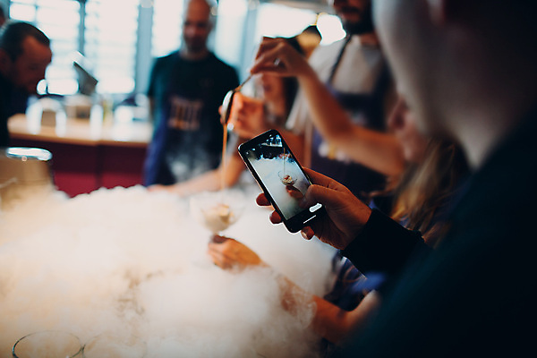 포토 JPG 해외이미지 음식 백그라운드 재료 부분 모바일 아이스크림 디저트 요리 한명 스마트폰 갈색 카메라 초콜릿 얼음 식사 젖음 흐름 우유 추위 안개 흰색 액체 사발 붓기 달콤 맛 상품 설탕 먹기 크림 오브젝트 국자 토핑 시럽 레시피 바닐라 캐러멜 해외포토 자연요소 1 컬러 컨셉 모션 주방용품 날씨 유제품 사람 전자제품 핸드폰 스마트기기 사기그릇 파일형식 이미지허브