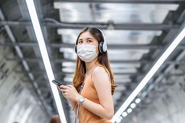 포토 JPG 해외이미지 여자 여행 청소년 실내 마스크 한명 들기 상반신 10대 스마트폰 헤드셋 승객 십대여자한명만 해외포토 1 음향기기 모션 사람 내부 핸드폰 스마트기기 헤드폰 여자한명만 십대여자만 파일형식 이미지허브